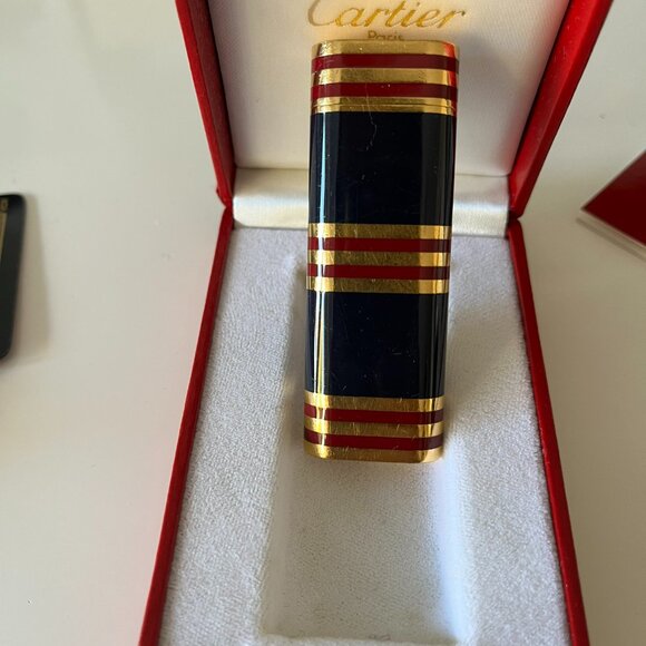 CARTIER - 18 CARAT GOLD VINTAGE LIGHTER - WITH NAVY/RED LAQUER STRIPES. - Picture 2 of 7